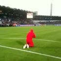 La télé-réalité Dilemme : Regardez l'un des hommes en combi rouge perturber un match de football... Gourcuff est déjà fan ! (Réactualisé)