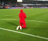 L'un des hommes en rouge de Dilemme sur W9 s'incruste lors du match de football Bordeaux/Sochaux le 8 mai 2010