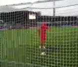L'un des hommes en rouge de Dilemme sur W9 s'incruste lors du match de football Bordeaux/Sochaux le 8 mai 2010