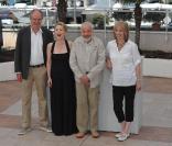 Lesley Manville, Ruth Sheen, Mike Leigh and Jim Broadbent lors du photocall d'Another Year au Festival de Cannes, le 15 mai 2010