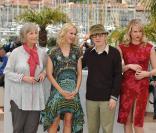 Gemma Jones, Naomi Watts, Lucy Punch, Woody Allen lors du photocall à Cannes pour You Will Meet A Dark Stranger, le 15 mai 2010