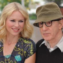 Naomi Watts et Woody Allen lors du photocall à Cannes pour You Will Meet A Dark Stranger, le 15 mai 2010