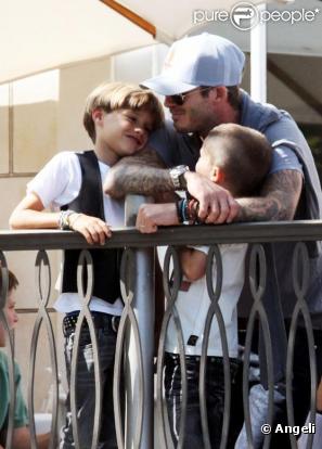 Séquence câlins pour David Beckham et ses trois enfants, comme c'est mignon !