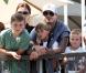 La star du football, actuellement blessée au pied, et sa petite tribu - Brooklyn, 11ans, Romeo, 7 ans et demi, et Cruz, 5 ans - ont admiré le show des Jonas Brothers du haut d'une petite terrasse...