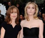 Avant la projection de <i>La princesse de Montpensier</i> de Bertrand Tavernier, lors du festival Cannes, le 16 mai 2010 : Isabelle huppert et sa fille Lolita Chammah<br />