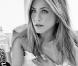 Jennifer Aniston vous offre une nouvelle gorgée de sensualité...