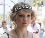 Taylor Swift fait du shopping en compagnie d'une amie, dans les rues de Beverly Hills, mercredi 19 mai.