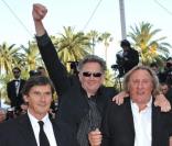 Gérard Depardieu entouré des réalisateurs Gustave Kervern et Benoît Delépine lors de la présentation du film Fair Game durant le festival de Cannes le 20 mai 2010