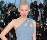 Anna Sherbinina porte une robe Elie Saab lors de la présentation du film Fair Game durant le festival de Cannes le 20 mai 2010