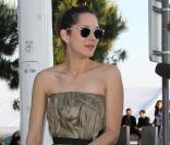  Marion Cotillard dans une jolie robe bustier kaki, rehaussée d'un noeud à la taille, et juchée sur des escarpins à plateau  Sergio   Rossi  ultra tendances. 