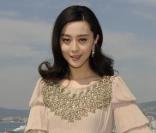 Fan Bingbing, magnifique dans une robe nude plissée et agrémentée d'une parure dorée signée Alberta Ferretti.