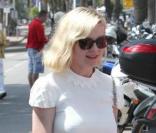 Petit pull blanc très bon chic bon genre, jupe noire imprimée griffée Miu Miu, ballerines aux pieds, et it-bag Chanel... Kirsten Dunst a fait un sans faute ! 