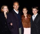 Kevin Costner (photo : avec trois de ses six - bientôt sept - enfants) détient-il le remède miracle aux marées noires ?