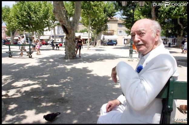 Eddie Barclay sur la célèbre places des Lices, à Saint-Tropez, en 2003 !