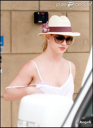 Britney Spears fait du shopping à Westwood, vendredi 28 mai 2010.