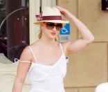 Britney Spears fait du shopping à Westwood, vendredi 28 mai 2010.