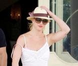 Britney Spears fait du shopping à Westwood, vendredi 28 mai 2010.