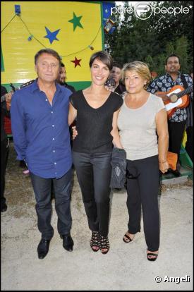 Alessandra Sublet entourée de ses parents lors de la soirée de solidarité Chico &amp; les Gypsies au patio de Camargue afin de récolter des fonds pour la cause du don d'organes et celle de l'association Rêves le 28 mai 2010