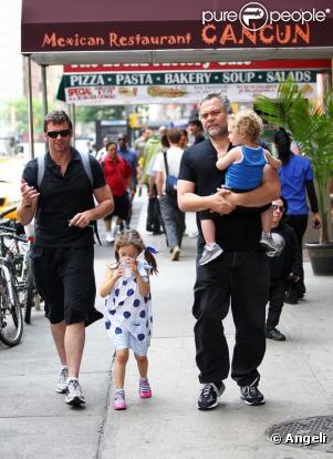 Hugh Jackman et sa fille Ava passent leur après-midi avec Vincent D'Onofrio ainsi que ses fils Elias et Luka le 27 mai 2010