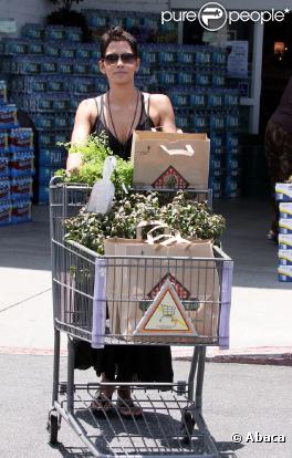  Halle Berry s'achète des plantes, le 4 juin 2010 