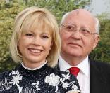 Mikhaïl Gorbatchev et sa fille Irina Virganskaya lors du 5e gala de charité annuel organisé par la Raisa Gorbatchev Foundation, qui s'est tenu au Stud House d'Hampton Court Palace, au sud de Londres, le 5 juin 2010. 