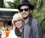 Guillaume Canet et sa mère au tournoi de Roland-Garros le 6 juin 2010.