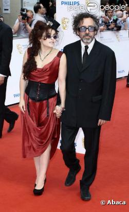 Helena Bonham Carter et son bien-aimé Tim Burton sur le tapis rouge des Baftas à Londres pour les récompenses des oeuvres télévisées britanniques le 6 juin 2010