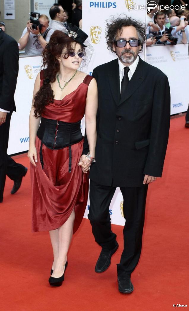 Helena Bonham Carter et son bien-aimé Tim Burton sur le tapis rouge des Baftas à Londres pour les récompenses des oeuvres télévisées britanniques le 6 juin 2010