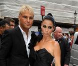 Katie Price accompagnée de Gary Cockerill sur le tapis rouge des Baftas à Londres pour les récompenses des oeuvres télévisées britanniques le 6 juin 2010