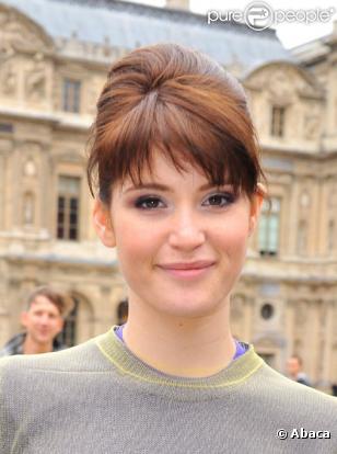 Gemma Arterton, en mars 2008, pose avant le défilé  Louis Vuitton, durant la fashion week automne-hiver 2008-2009, à Paris