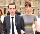 Gemma Arterton et Stefano Catelli, en mars 2008, arrivent au défilé Louis Vuitton durant la fashion week automne-hiver 2008-2009, à Paris 