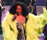 Diana Ross, en paillettes et plumes vertes fluos, en concert à Los Angeles, le 9 juin 2010