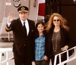 John Travolta, sa femme enceinte Kelly Preston et leur fille Ella, sont arrivés avec son avion à Johannesburg en Afrique du Sud le 10 juin 2010, veille du lancement de la Coupe du monde de football