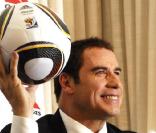 John Travolta, ambassadeur de la compagnie de Qantas Airlines, est arrivé à Johannesburg en Afrique du Sud le 10 juin 2010, veille du lancement de la Coupe du monde de football