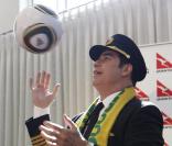 John Travolta, ambassadeur de la compagnie de Qantas Airlines, est arrivé à Johannesburg en Afrique du Sud le 10 juin 2010, veille du lancement de la Coupe du monde de football