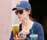 Jennifer Garner sort du starbucks Los Angeles (6 juin 2010)