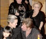 Laeticia Hallyday entourée de Yves Rénier, Eliette, Jade et Johnny 