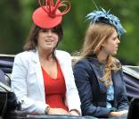 Les princesse Beatrice et Eugenie d'York à la parade Trooping the Colour, le 12 juin 2010, à Londres.