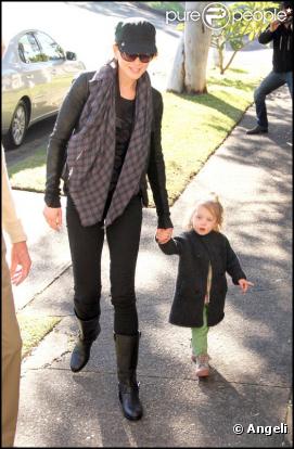 Nicole Kidman rend visite à ses parents en Australie le 16 juin 2010  avec sa fille Sunday Rose