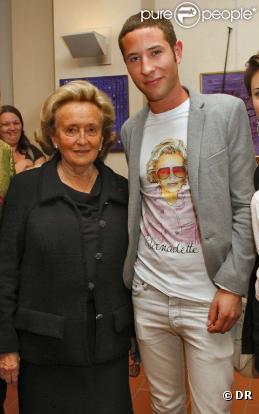Bernadette Chirac et le créateur du T-shirt à son effigie Marc Delattre, à paris, le 16 juin 2010