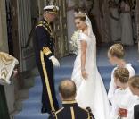 Samedi 19 juin 2010 : Le mariage de la princesse Victoria de Suède et de Daniel Westling, apothéose de leur conte de fées, a été béni par un incroyable cortège de royaux. L'entrée dans la cathédrale avec le roi. 