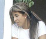 Wahiba Ribéry à la fenêtre de leur ancien appartement dans les HLM à Boulogne-sur-mer, en juillet 2006 