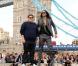 Sa fiancée Katy Perry absente, Russell Brand s'affiche avec sa mère et... six filles en bikini !