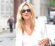 Kate Moss dans un look blanc très printanier fait d'un petit pantalon, d'un léger top, et d'un blazer, avec des escarpins "platform" à brides, et un magnifique sac Gloucester à grosses sangles signé Longchamp.