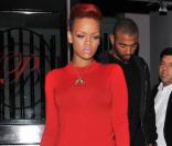Rihanna vêtue d\'un petit pull en cachemire rouge signé The Row, avec un jean slim déchiré Hudson Jeans, et une paire d\'escarpins noirs.