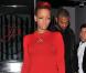 Rihanna vêtue d'un petit pull en cachemire rouge signé The Row, avec un jean slim déchiré Hudson Jeans, et une paire d'escarpins noirs.