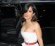 Salma Hayek en total look Yves Saint-Laurent, fait d'une superbe robe bustier en toile de coton blanc, joliment ceinturée de rouge, et portée avec des escarpins pumps eux aussi écarlates.