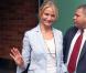 Cameron Diaz totalement stylée dans un petit short crème simplement splendide en soie drapée signée Elizabeth and James, associé à un blazer bleu pâle, et à des chaussures compensées beiges griffées Chloé Woven.