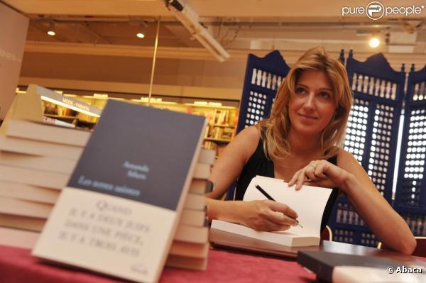 Amanda Sthers durant sa séance de dédicasse aux Galeries Lafayette le 24 juin 2010.