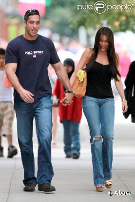 La sublime Sofia Vergara, avec son chéri Nick Loeb, à la sortie d'un restaurant new-yorkais où ils ont assisté au match de Coupe de Monde Etats-Unis/Ghana, le 26 juin 2010.